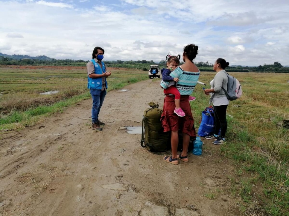 Un trabajador de ACNUR ayuda a solicitantes de asilo nicaragüenses en Upala, cerca de la frontera de Costa Rica con Nicaragua.