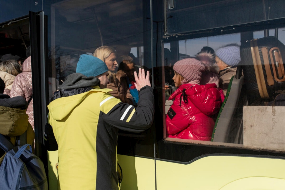 Un padre se despide de su familia en la estación de autobuses de Leópolis, en el oeste de Ucrania, para que puedan ponerse a salvo.