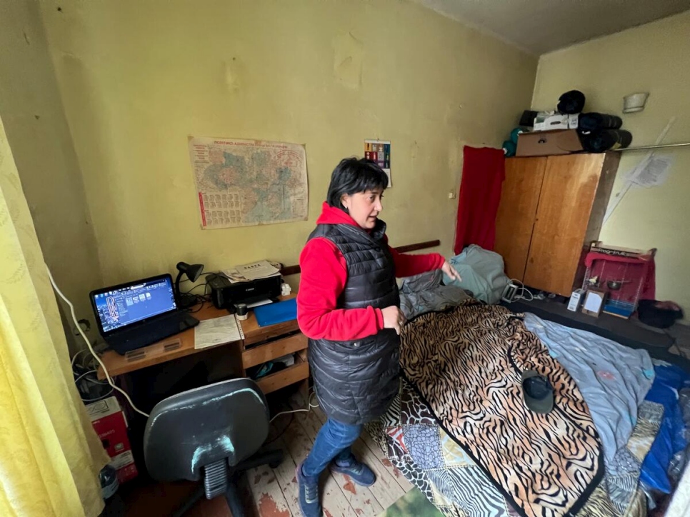 En una pequeña oficina donde duerme su familia, Rymma Mytrak, de 35 años, administra un hostal que abrió para personas desplazadas de Ucrania.
