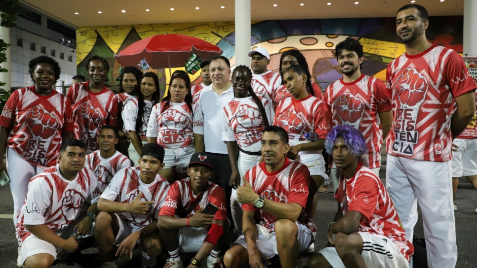 El Representante de ACNUR en Brasil, José Egas, acompañó al grupo de personas refugiadas que participarán en el desfile de Río de Janeiro, al ensayo técnico de Acadêmicos do Salgueiro.
