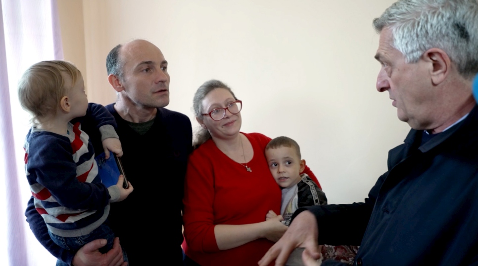 El Alto Comisionado de la ONU para los Refugiados, Filippo Grandi, se encuentra con familias desplazadas por causa de la guerra en Ucrania.