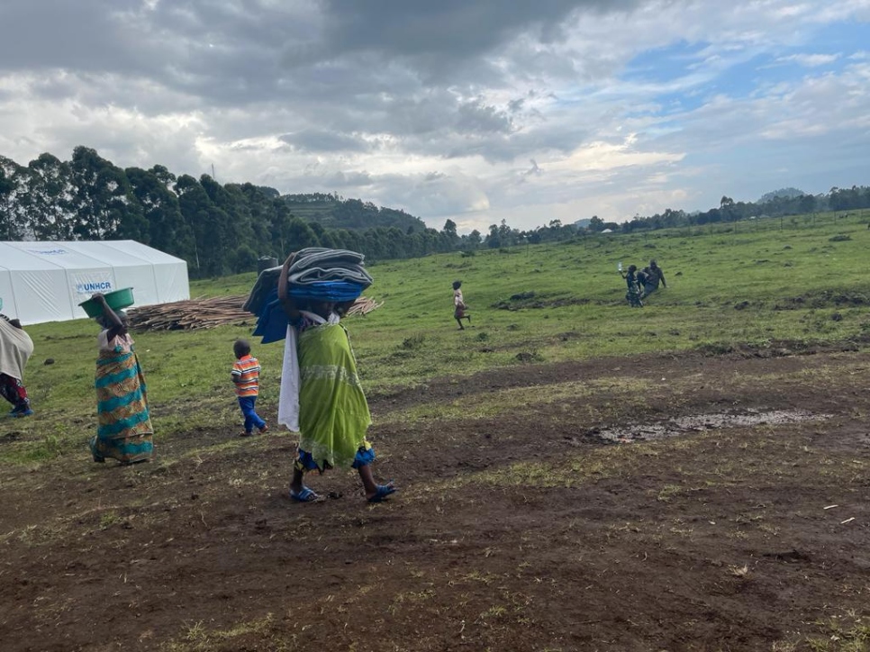 ACNUR y sus socios están proporcionando asistencia, incluyendo mantas y esteras para dormir, a los refugiados congoleños recién llegados al distrito de Kisoro, en el suroeste de Uganda. Unas 10.000 personas han huido de la violencia en la región de Rutshuru, en la RDC, y han cruzado la frontera con Uganda en busca de seguridad.