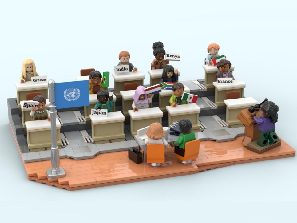 En 2021, ACNUR lanzó un desafío estudiantil para desarrollar ideas en apoyo a las personas refugiadas y las comunidades de acogida. Un artista construiría modelos de LEGO a partir de las mejores ideas.