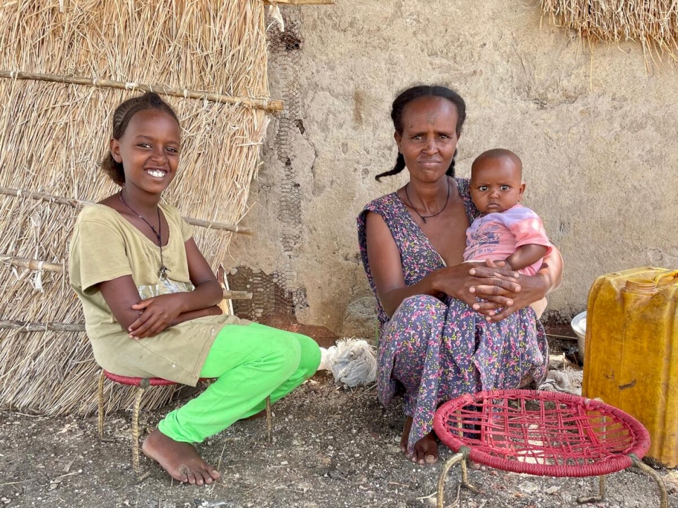 Eymaret y su madre Letha se sientan afuera de su alojamiento en el este de Sudán después de un período de siete meses de una angustiosa separación debido al conflicto en el norte de Etiopía.