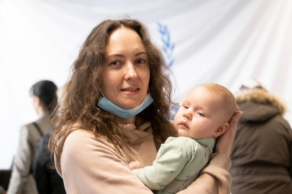 Kateryna Koval y su hija Victoria en un centro de ACNUR de asistencia económica en efectivo para refugiados de Ucrania en Varsovia, Polonia.