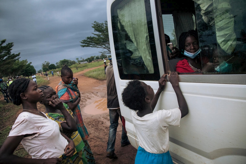 Personas refugiadas en el campamento de Inke, en la República Democrática del Congo, se despiden de amistades y familiares que se dirigen a un vuelo de repatriación con destino a la República Centroafricana.