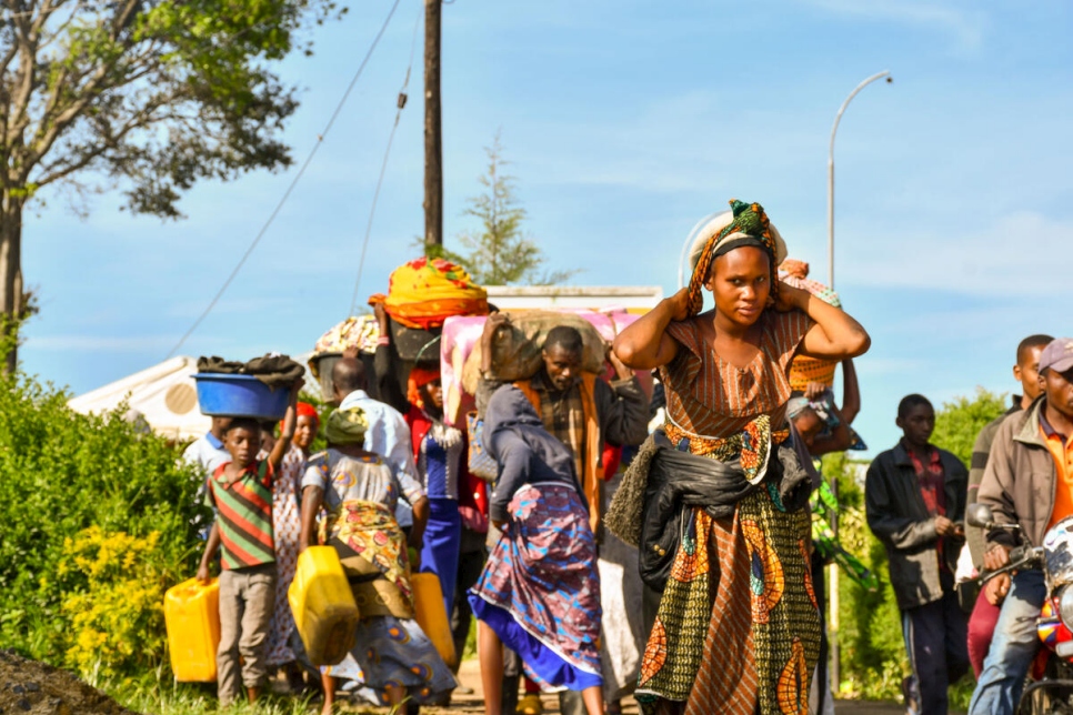 Las familias entrando en Uganda a través del paso fronterizo de Bunagana tras huir de los violentos enfrentamientos en la República Democrática del Congo que comenzaron a finales de marzo.