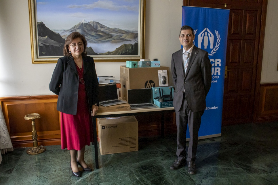 Silvia Espíndola, Viceministra de Movilidad Humana del Ecuador, y Giovanni Bassu, Representante de ACNUR en el país, durante el acto de entrega de equipos tecnológicos para fortalecer el sistema nacional de asilo.