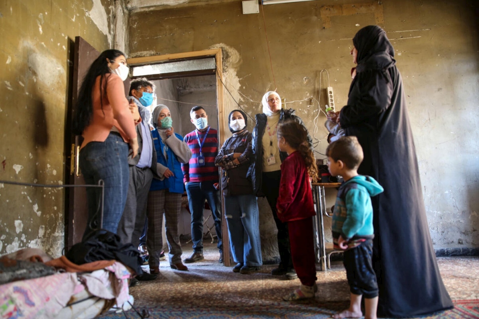 Samar (a la extrema derecha), viuda y madre de nueve hijos, regresó a su casa en la ciudad de Deir ez-Zor después de ocho años de desplazamiento y la encontró muy dañada. ACNUR la ayudó a repararla.