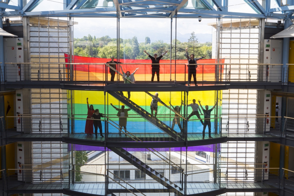 El personal de ACNUR y sus socios afuera del edificio de la sede en Ginebra en el Día Internacional contra la Homofobia, la Transfobia y la Bifobia (IDAHOTB, por sus siglas en inglés), el 17 de mayo de 2020.