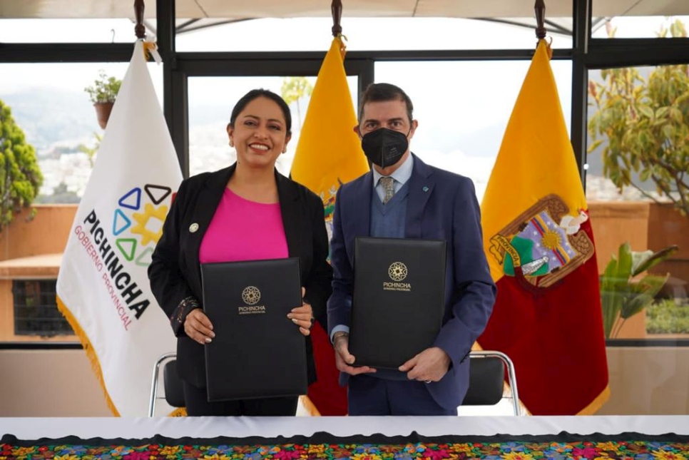 Paola Pabón, prefecta de Pichincha y Giovanni Bassu, Representante de ACNUR en Ecuador, durante firma de Carta de Entendimiento.