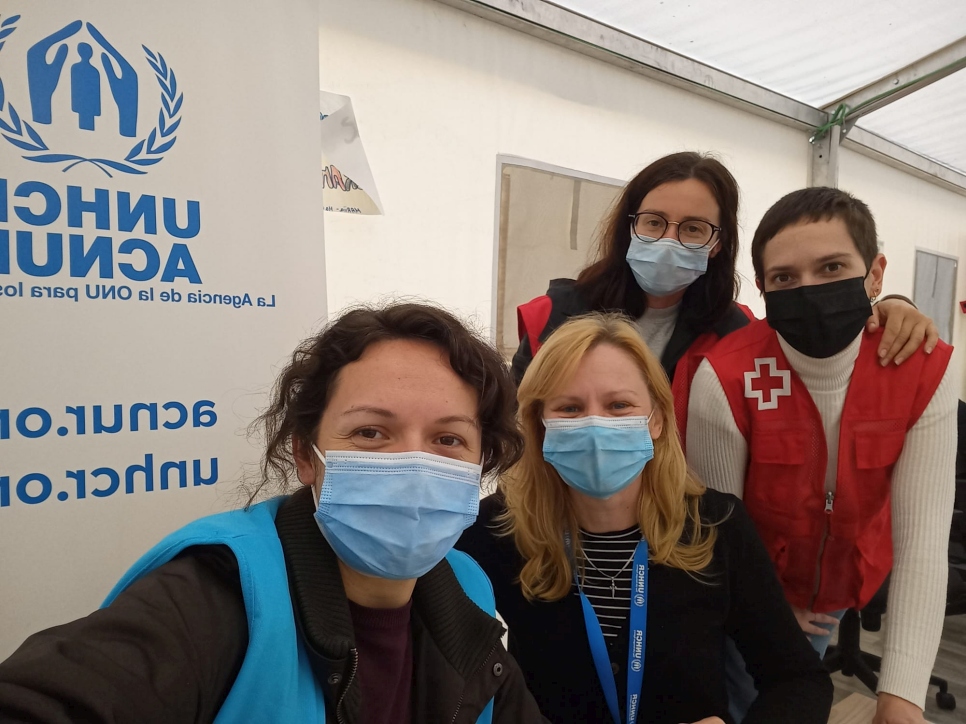 Tetiana, al centro, con miembros de los equipos de ACNUR y la Cruz Roja con quienes trabaja en el CREADE de Alicante, España.