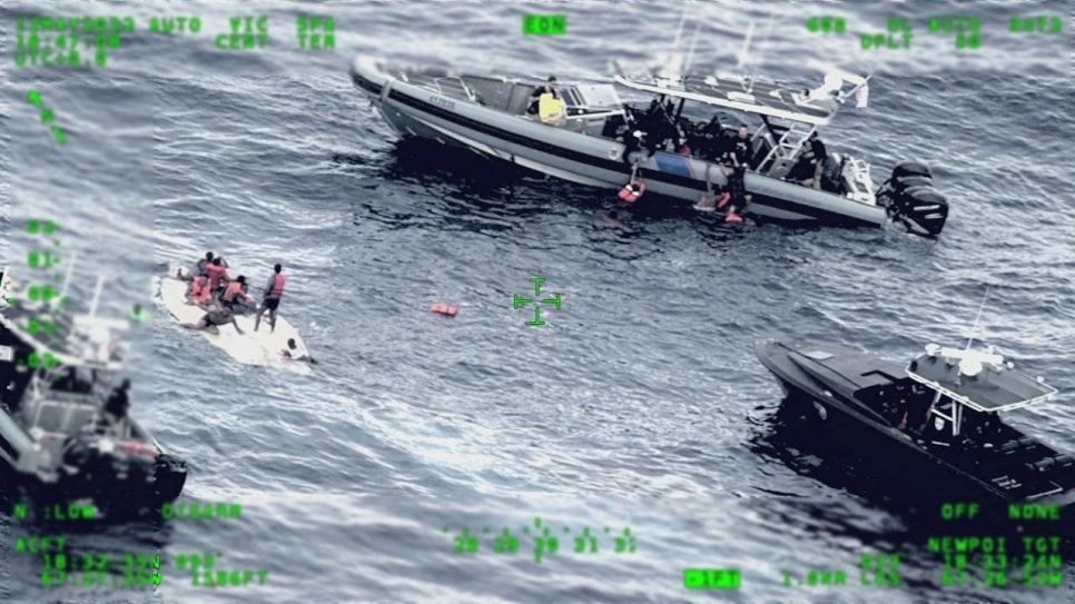 Imagen tomada del video de un avión de vigilancia que muestra rescatistas llegando después de que una embarcación con personas refugiadas y migrantes volcara al norte de la isla de Desecheo, Puerto Rico, el 12 de mayo de 2022.