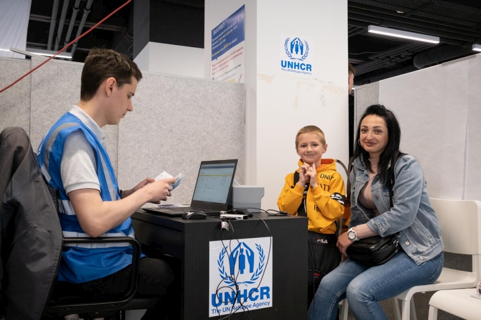 Yulia y su hijo Vlad, refugiados ucranianos, se inscriben en un centro de ayuda en efectivo de ACNUR en Varsovia, Polonia.