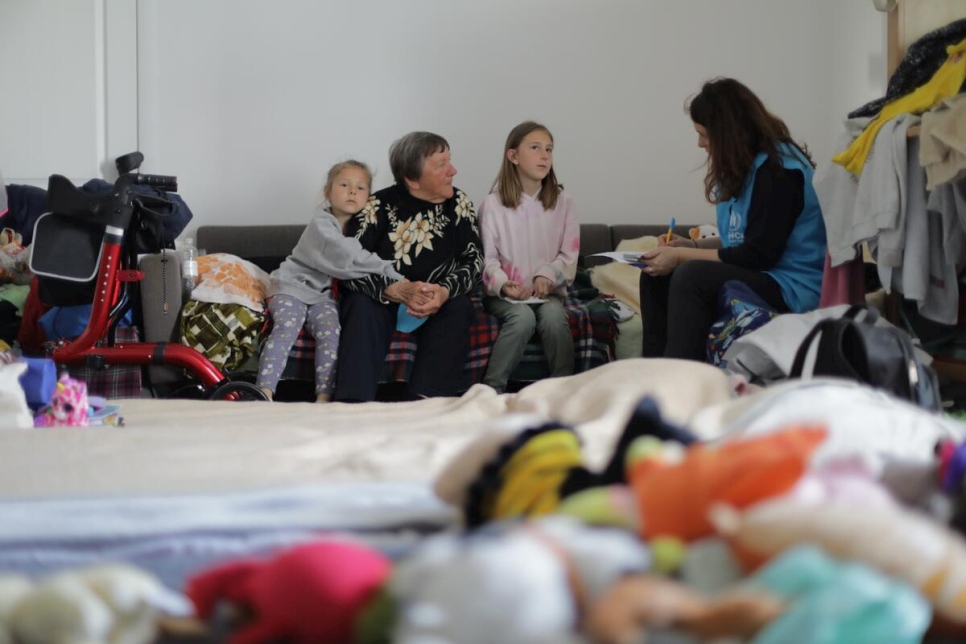 Lyudmyla, de 87 años, y sus nietas Sasha y Lera reciben ayuda del personal de ACNUR en un centro de recepción en Uzhhorod, al oeste de Ucrania.