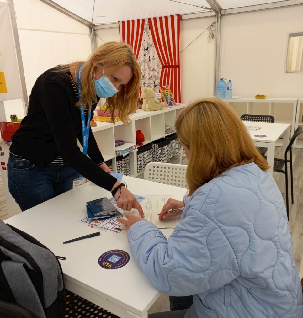 Tetiana helping with translation an Ukrainian refugee woman at the Reception center (CREADE) where she works in Alicante, Spain.
