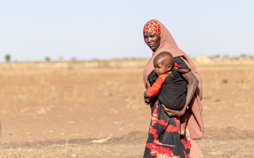 Una madre lleva a su hijo a través del seco paisaje de la región somalí de Etiopía, donde miles de familias han sido desplazadas durante una reciente sequía.