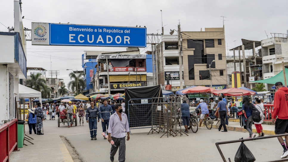 Ecuador es hogar de uno de los números más altos de personas refugiadas en Latinoamérica y es el tercer país de acogida de personas refugiadas y migrantes de Venezuela. Muchas de estas personas se mueven a pie a través de fronteras como esta en Huaquillas, al sur del Ecuador.