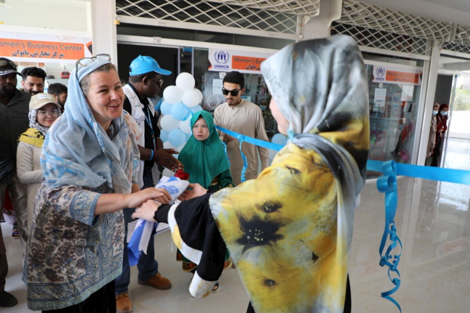 Kelly T. Clements, Alta Comisionada Adjunta para los Refugiados, recibe una flor de bienvenida antes de inaugurar un centro de negocios para mujeres en Herat, Afganistán.