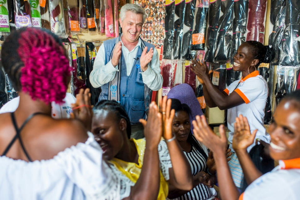 Filippo Grandi, Alto Comisionado de las Naciones Unidas para los Refugiados, visita un salón de belleza establecido por Elodie Guie Sahe, quien tuvo que huir de Côte d'Ivoire en 2011. En 2020, ella retornó a su país de origen, en el pueblo de Bably-Vaya, y abrió el salón con la ayuda de ACNUR.