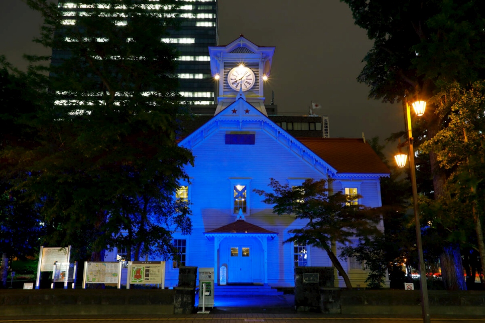 La Torre del Reloj de Sapporo se ilumina de azul como parte de las celebraciones del Día Mundial del Refugiado en Japón.