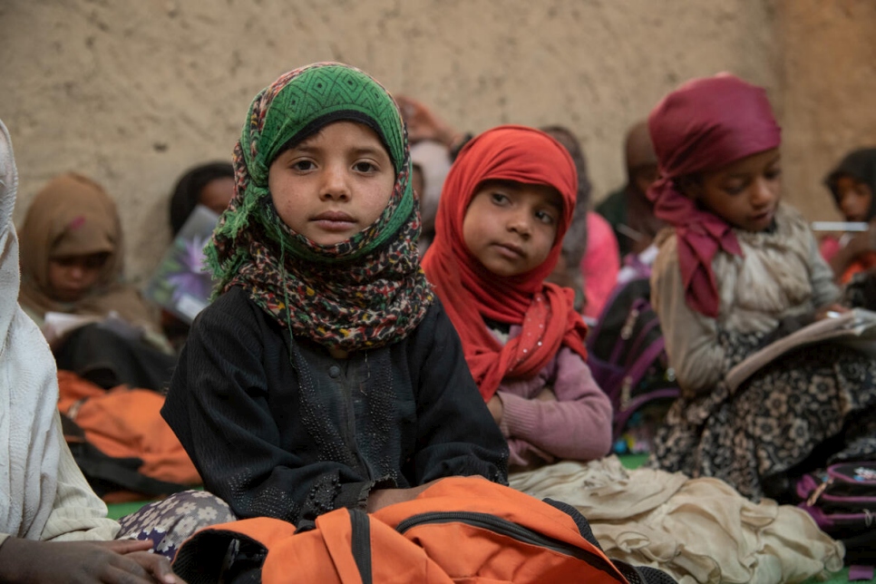 Niños desplazados internos estudian en una escuela construida por ACNUR en el sitio de desplazamiento de Al Raqa, en Sana'a, Yemen.
