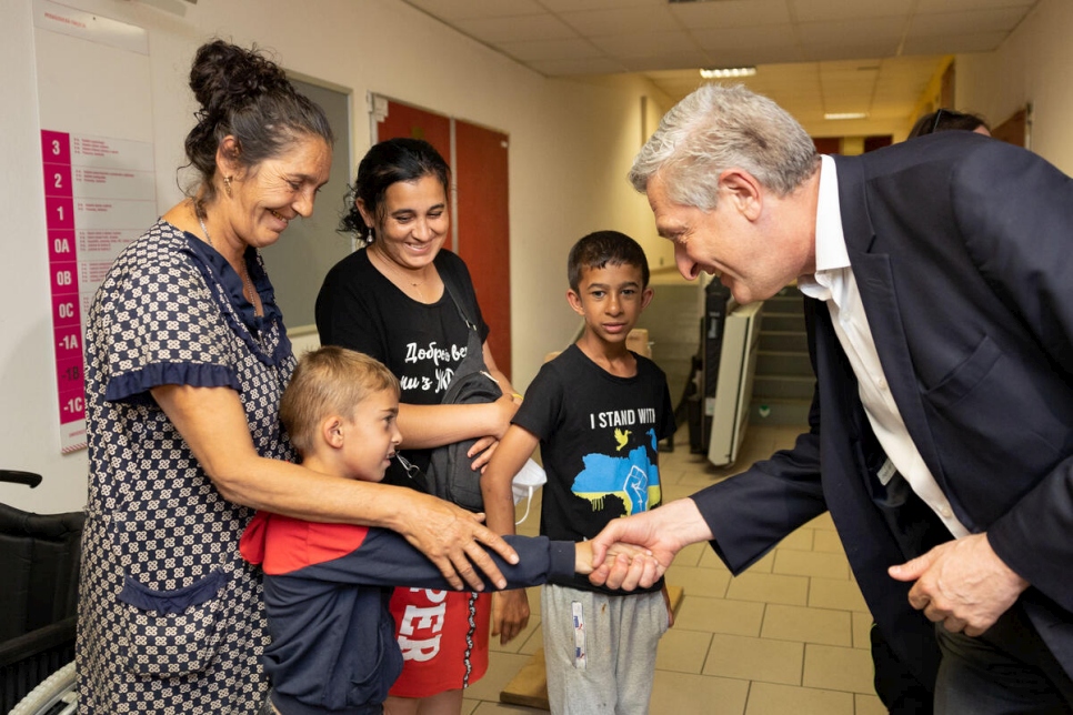 El Alto Comisionado de las Naciones Unidas para los Refugiados, Filippo Grandi, visita el Centro Regional de Asistencia para la Ayuda a Ucrania en Ústí nad Labem, República Checa, el 26 de junio de 2022.