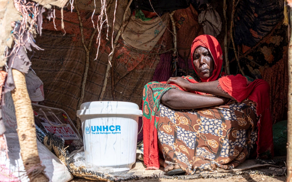 Ardo, madre de cuatro hijos, sentada en su alojamiento improvisado en el asentamiento de desplazados de Mara-gaajo, en la región somalí de Etiopía.