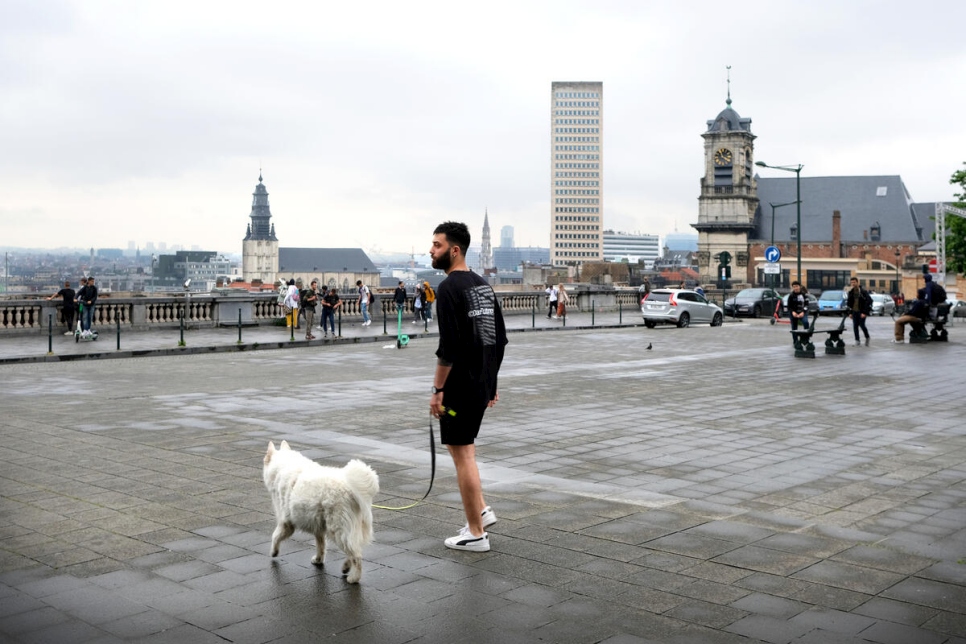 Bélgica. El refugiado sirio y músico Bassel pasea con Sttella, su perra blanca de raza pastor