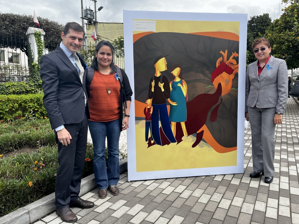 (De izquierda a derecha) Giovanni Bassu, Representante de ACNUR en Ecuador, Soliver Mota, venezolana participante de RefugiArte en Ecuador, y Silvia Espíndola, Viceministra de Movilidad Humana en Ecuador, durante la inauguración de la exhibición RefugiArte1 en Quito.