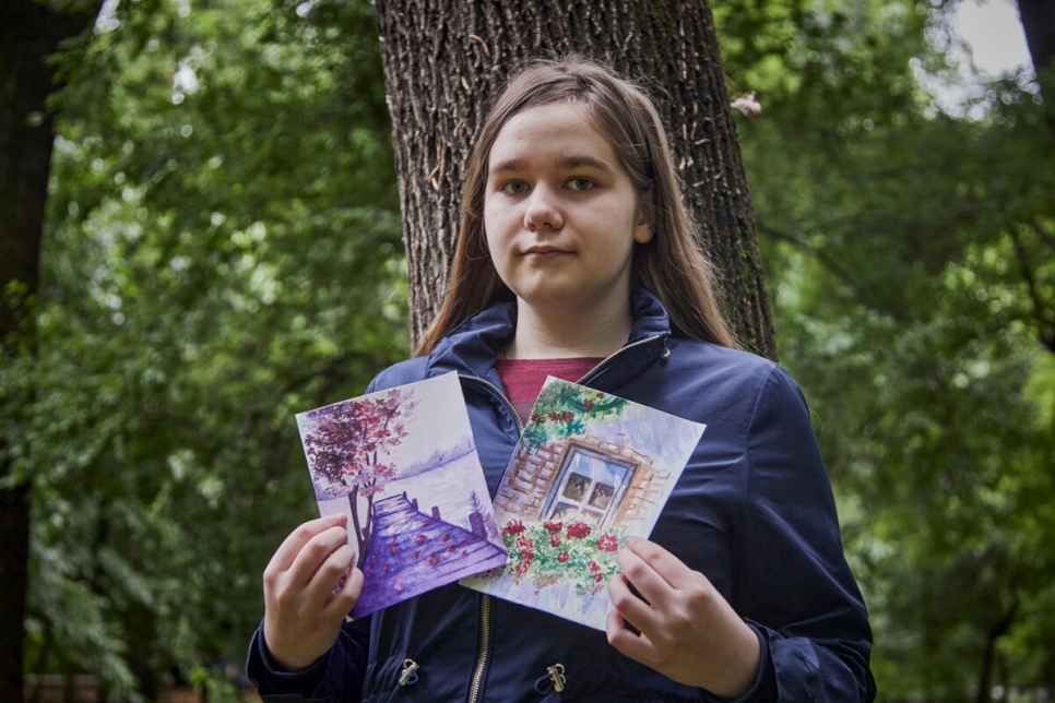 Kate, una refugiada ucraniana de 17 años de Kiev, con algunos de sus dibujos en un parque de Bucarest, Rumanía.