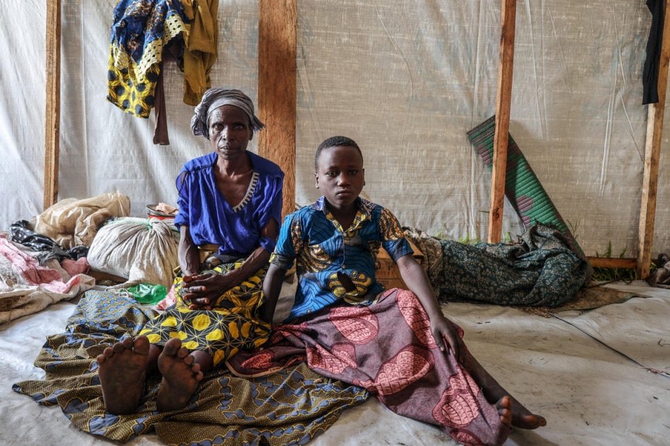 Angela N'Habimana, de 67 años, y su nieto, Réponse, se alojan en un albergue comunitario de Kiwanja, en el territorio de Rutshuru, después de haber huido de la violencia en su pueblo, en la provincia de Kivu del Norte, República Democrática del Congo.
