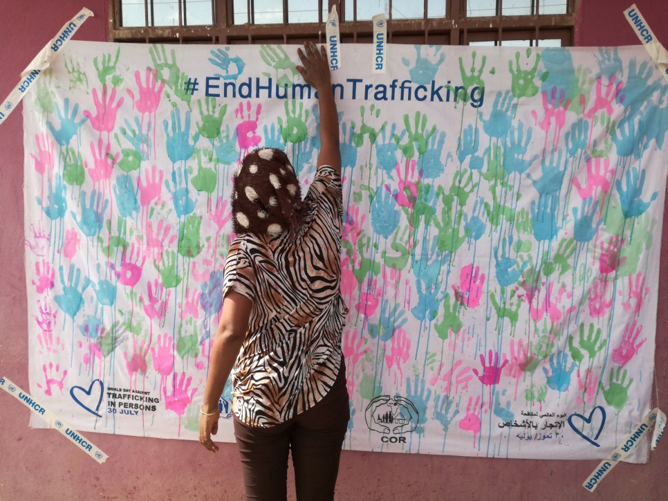 Una refugiada, cuya familia se vio afectada por la trata de personas, muestra su apoyo a la campaña del ACNUR contra la trata en el este de Sudán.