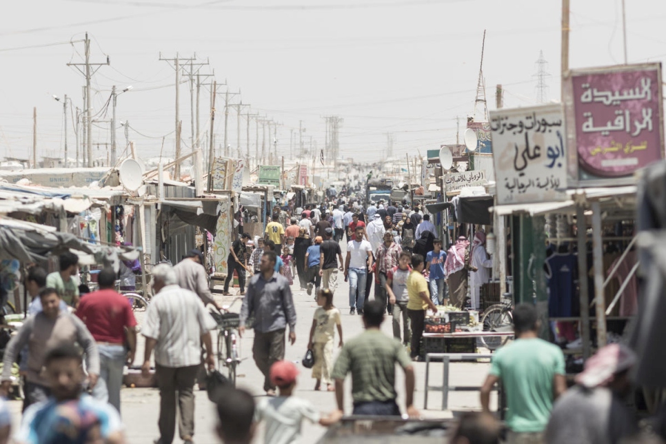 Imagen de una calle del concurrido mercado, "Sham Elysees", en Za'atari (junio de 2015)