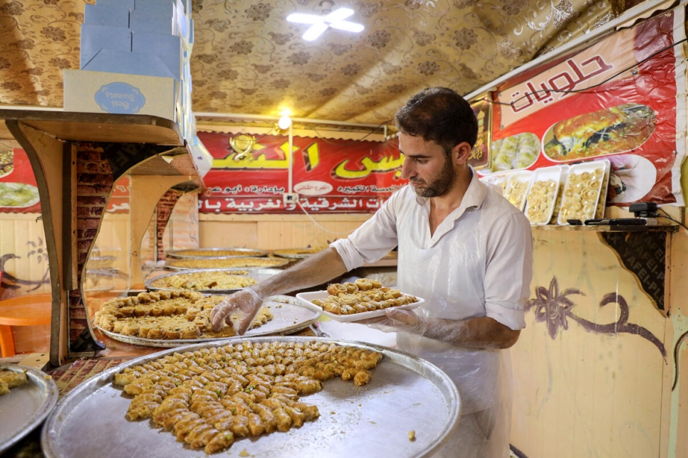 Odai, quien tiene 28 años y ha vivido en el campamento desde 2012, es dueño de un negocio que vende postres árabes tradicionales.