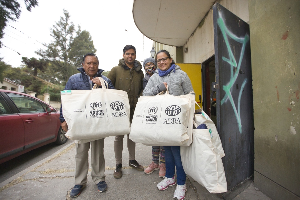 Personas refugiadas y migrantes reciben sus kits de abrigo en Salta.