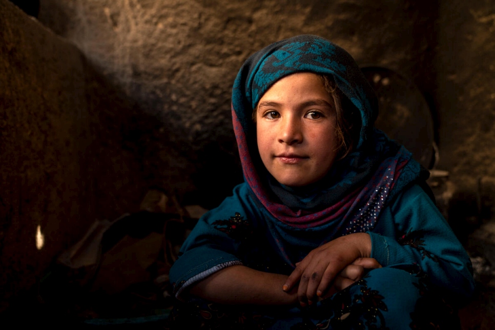 Una niña de una familia desplazada en un asentamiento en Loya Wala, al norte de Kandahar.