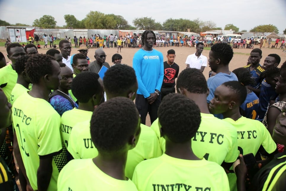 Wenyen Gabriel se reúne con los dos equipos de fútbol locales formados por jóvenes desplazados en el campamento de desplazados internos de Mangalla.