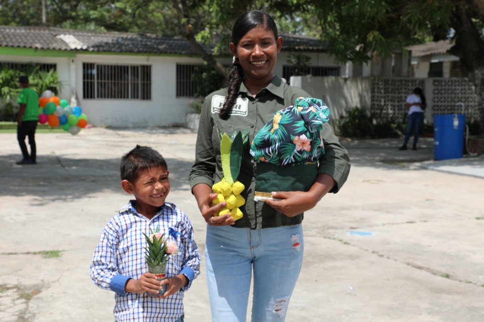 Nairis, una madre venezolana y lideresa comunitaria, trabaja fomentando el cuidado del medio ambiente en Barranquilla.