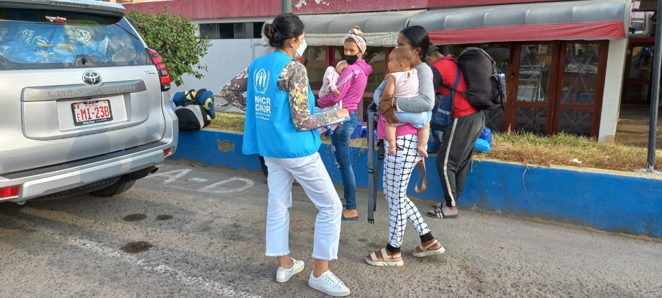 Estefanía en un monitoreo de terminales, hablando con personas refugiadas en la Terminal Manuel Odria, en Tacna, Perú, en marzo de 2022. 