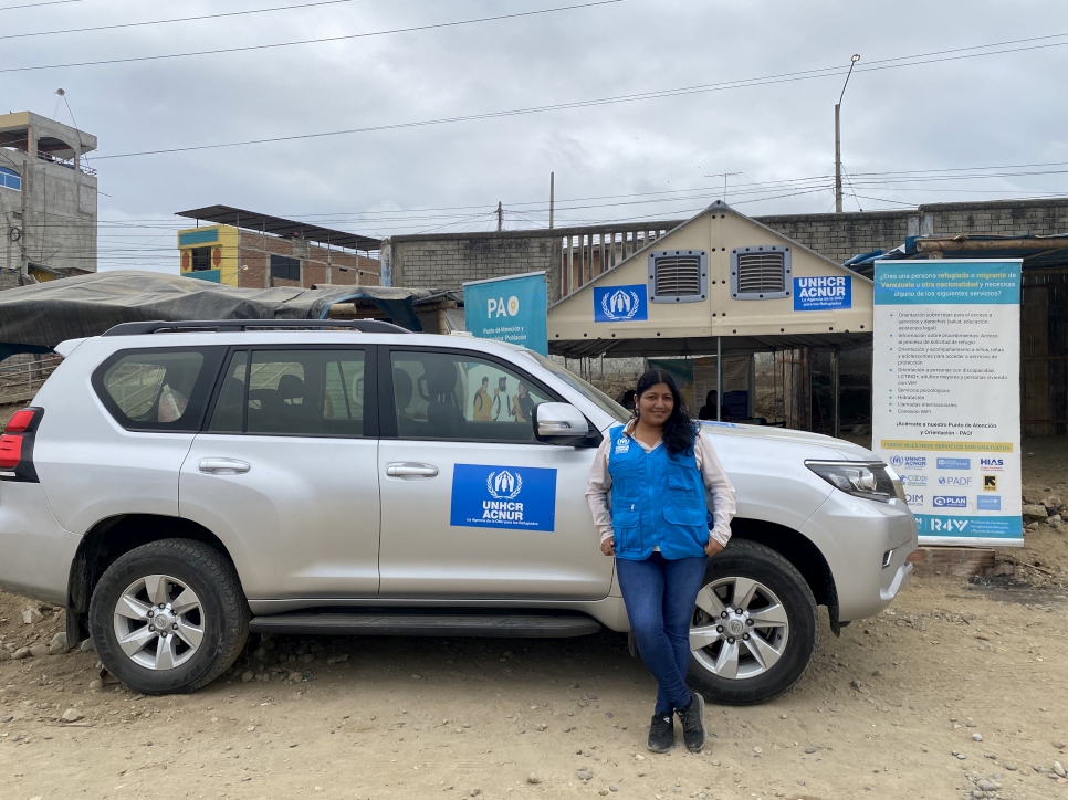 Karent, conductora de ACNUR en Tumbes, frente al vehículo de ACNUR en 2022.