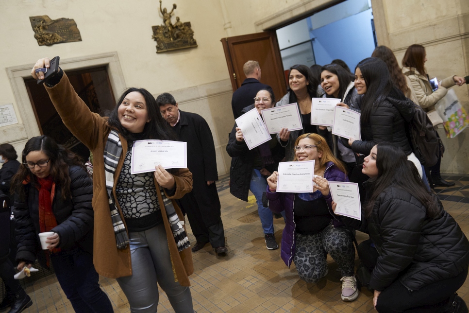 Participantes de la primera edición de "Nosotras Conectadas" se toman una selfie durante la ceremonia de entrega de certificados.