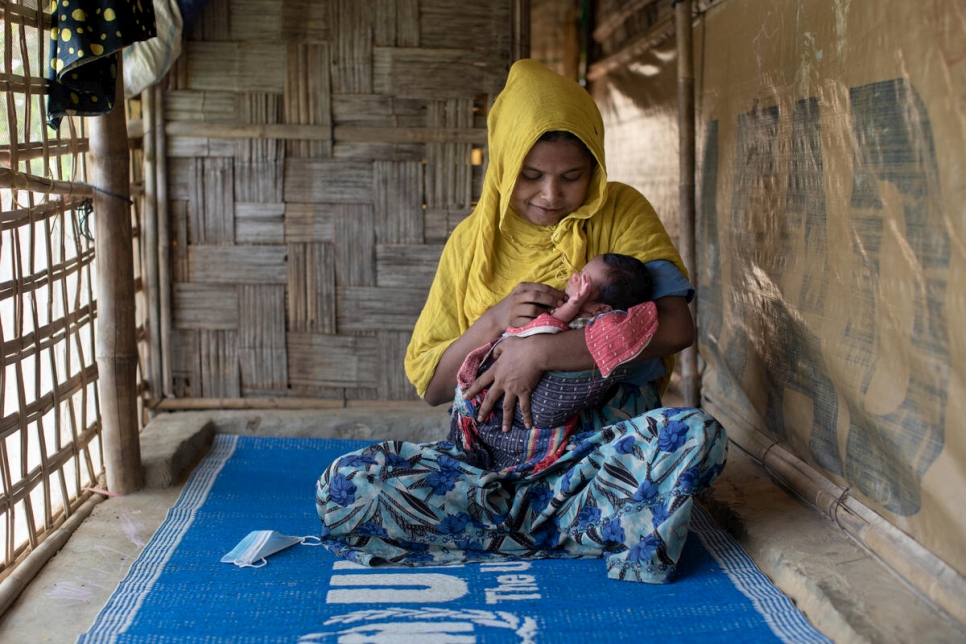 Hamida Khatun, madre primeriza, en su alojamiento en el campamento para refugiados rohingyas de Kutupalong, en Cox's Bazar, Bangladesh.