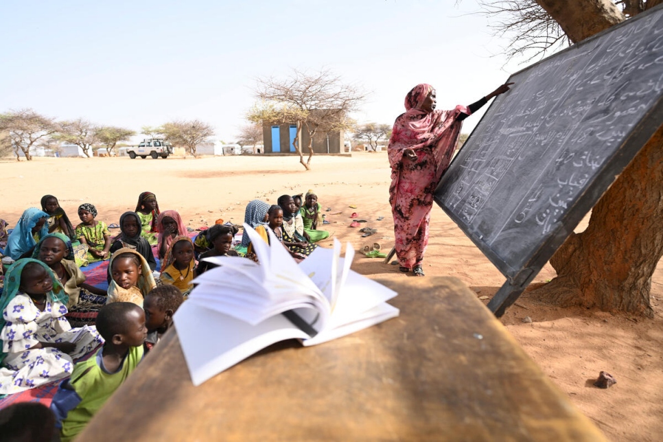 La refugiada sudanesa Assaniah Ahmad Hussein imparte una clase al aire libre en el campamento de refugiados de Kouchaguine-Moura, al este de Chad.