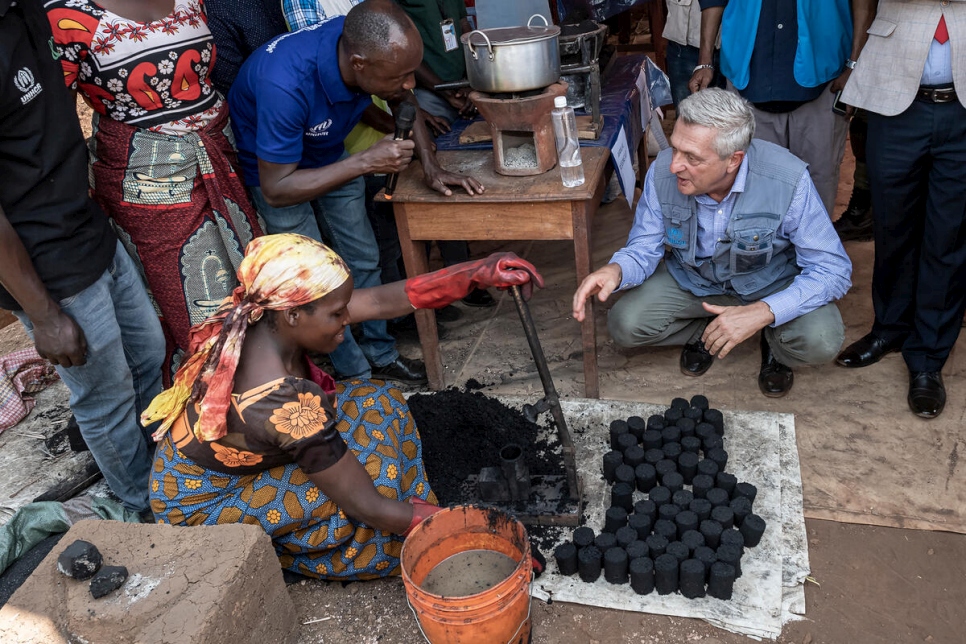 El Alto Comisionado de las Naciones Unidas para los Refugiados, Filippo Grandi, conoce un proyecto para la pruducción sostenible de briquetas en su visita al complejo de campamentos de refugiados de Nyarungusu, en la región de Kigoma, al oeste de Tanzania.