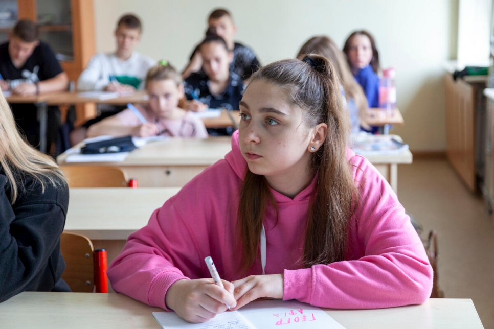 Sofía, de 13 años, refugiada ucraniana, asiste a una clase de geografía en la Escuela Primaria no. 58 en Varsovia.