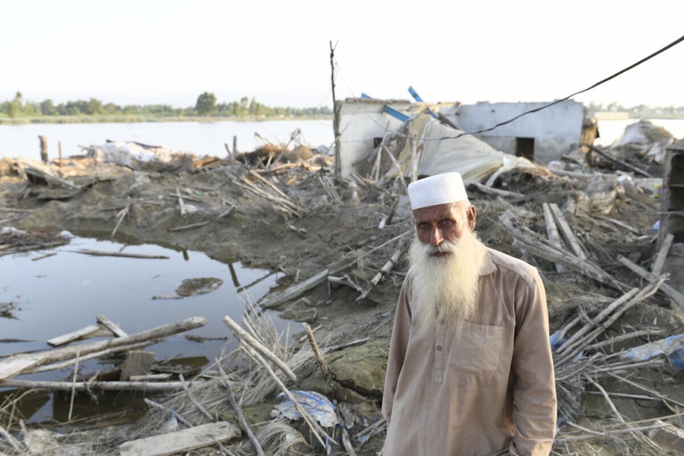 Bahadur Khan y su familia tuvieron que abandonar su hogar en la provincia de Khyber Pakhtunkhwa, al noroeste de Pakistán; lo hicieron apenas un par de minutos antes de que su casa fuera arrasada por la inundación.