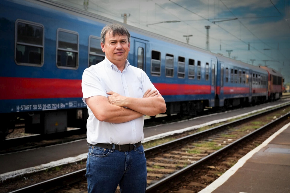 László Helmeczi, Alcalde de Záhony, frente al tren que traslada cada día a su ciudad a cientos de personas refugiadas ucranianas.