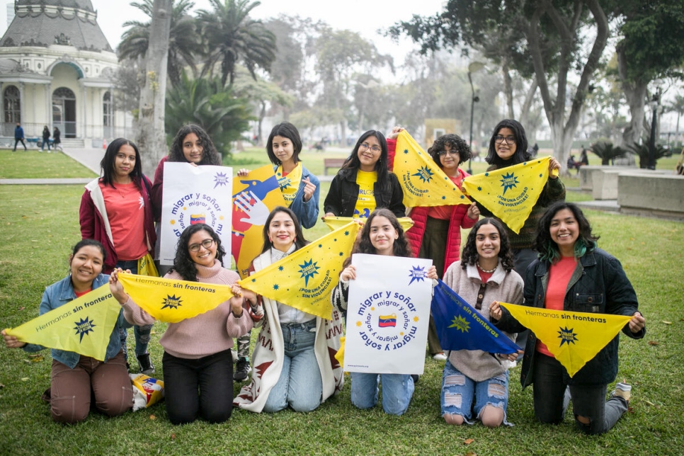 Jóvenes venezolanas y peruanas que participan en el programa "Chamas en Acción" posan con dos de las fundadoras de Quinta Ola, Beatriz Córdova y Gianina Márquez (segunda y tercera de la izquierda, en la primera línea).