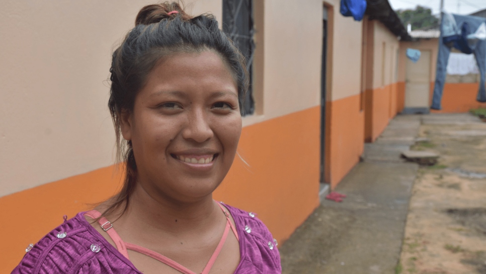 Yorgelis, indígena warao de 24 años, participó en el proyecto Narunoko y vive en un complejo de apartamentos en Boa Vista.